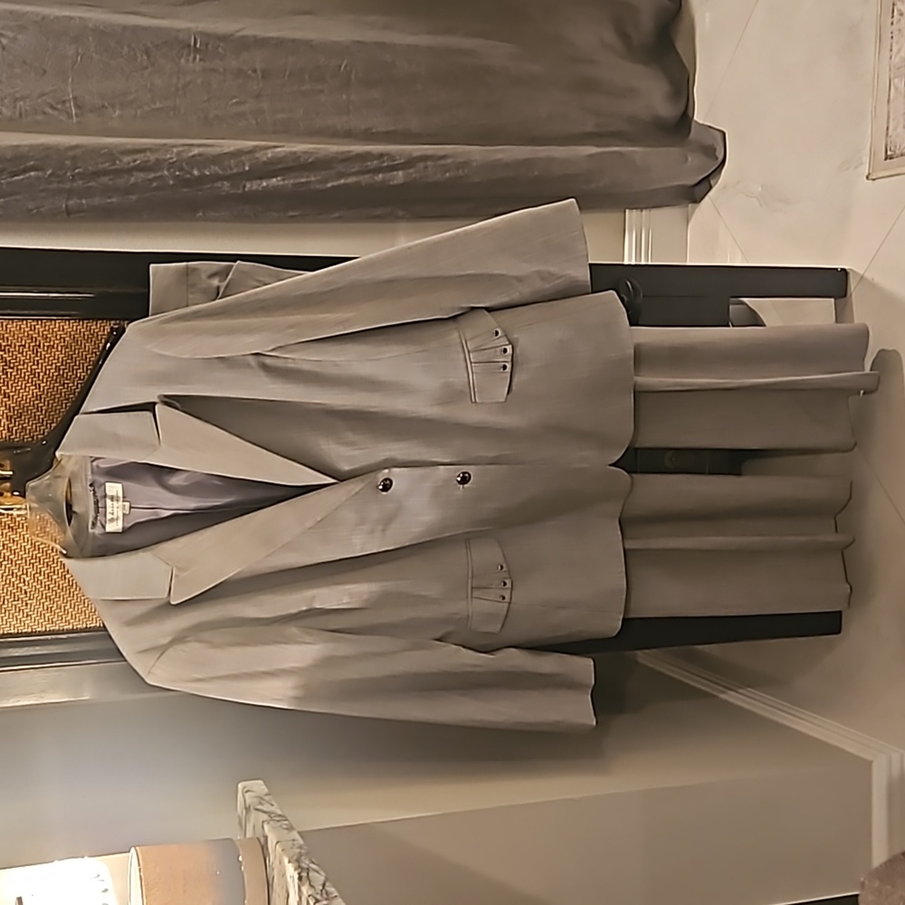 Gorgeous 2 piece Tahari Suit